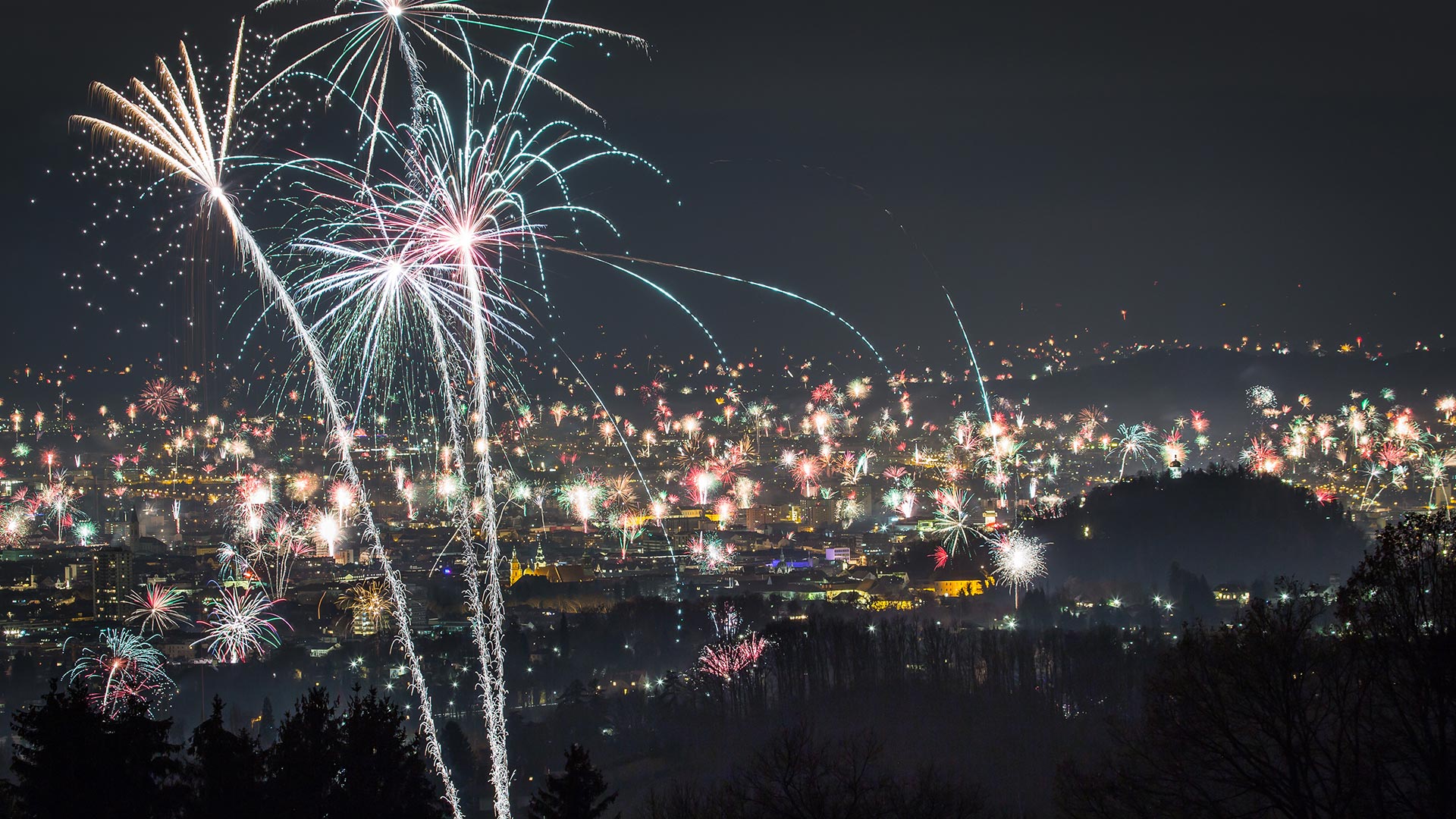 Feuerwerk zu Silvester über einer Stadt in Oberösterreich